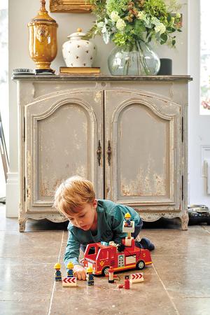 Preview: Tender Leaf Toys - Feuerwehr mit viel Zubehör - 14 Teile